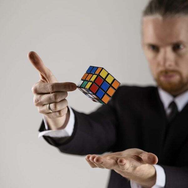 ILUZIONISTS - VALDEMĀRS WEISS